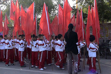 In der Schule in Schanghai: Chinesisch, Militärtraining und Autofahrstunden