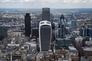 Swiss banks defy Brexit to recruit in London