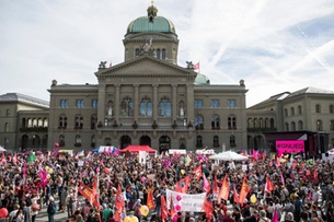 Thousands demonstrate in Bern for equal pay
