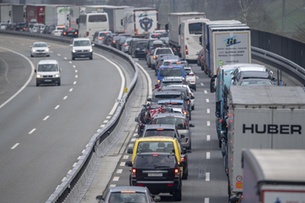 Holiday traffic jams build at Gotthard tunnel