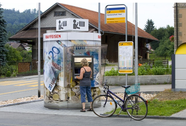 Image of Swiss banks improves among public