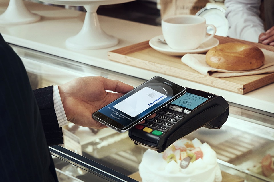 Viseca ermöglicht mobiles Bezahlen mit Samsung Pay