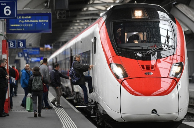 Swiss price watchdog calls for reduction in train ticket prices