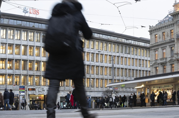 Swiss banks bow to pressure to delay half of dividend payments