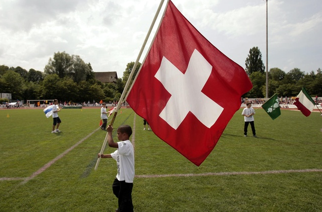 Price watchdog criticises cost of becoming Swiss