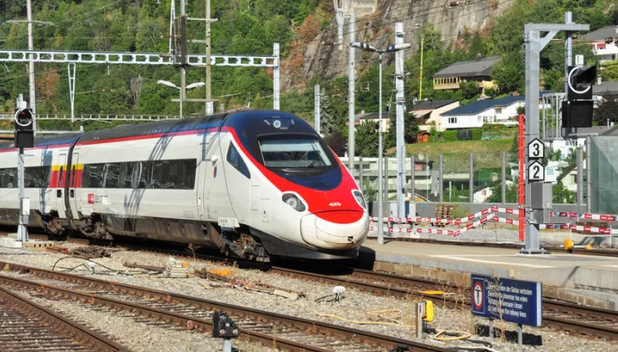 Italy suspends rail links with Switzerland