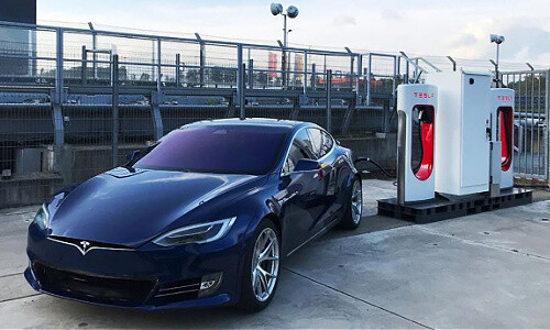 Swissquote steigt mit Tesla in ein neues Geschäftsfeld ein