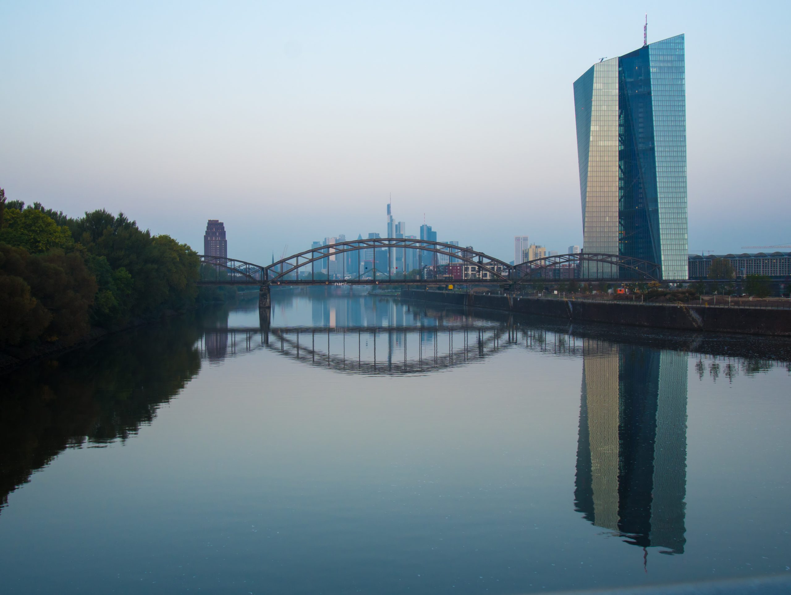 EZB bestätigt ihren Kurs und sieht geringere Konjunkturrisiken