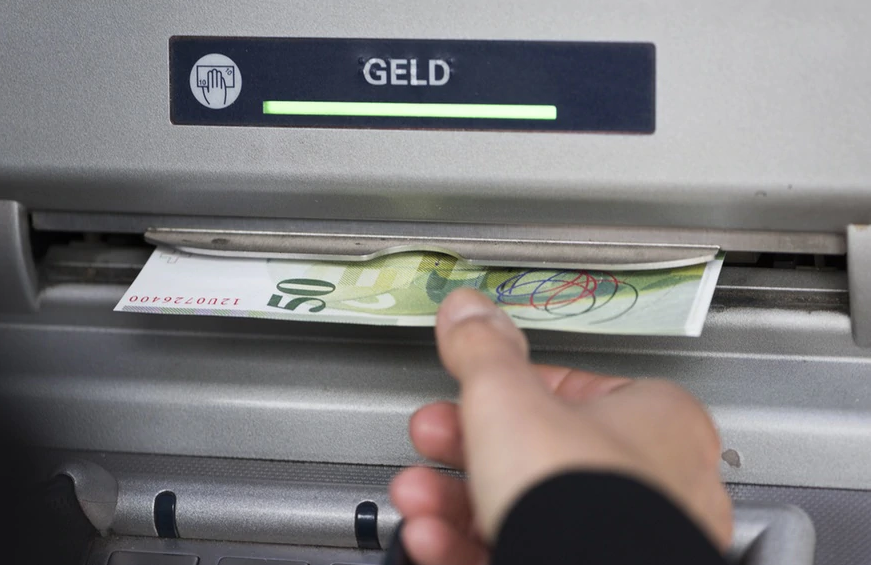 Pandemic pushes Swiss away from cash 