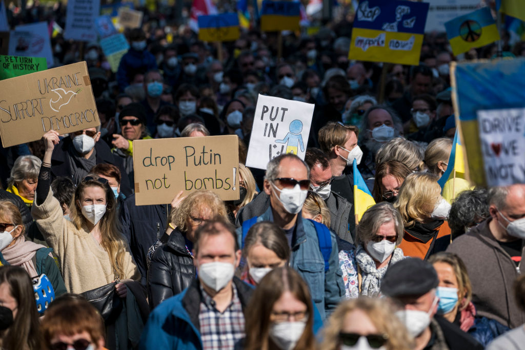 Rund 125.000 Menschen demonstrieren gegen Ukraine-Krieg – ohne Abstand halten
