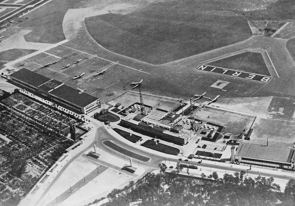 Mythos Tempelhof – Vom monumentalen Prestigeobjekt zum Freiheitstor
