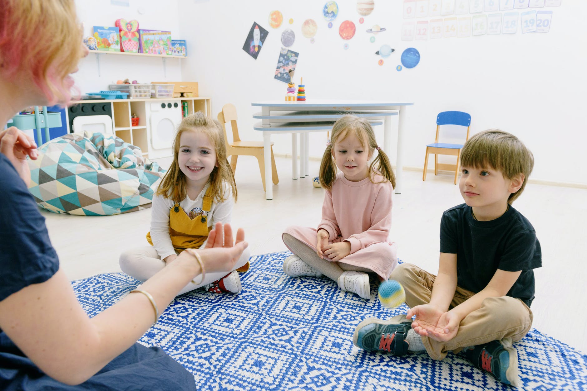 Federal government aims to make Swiss childcare cheaper