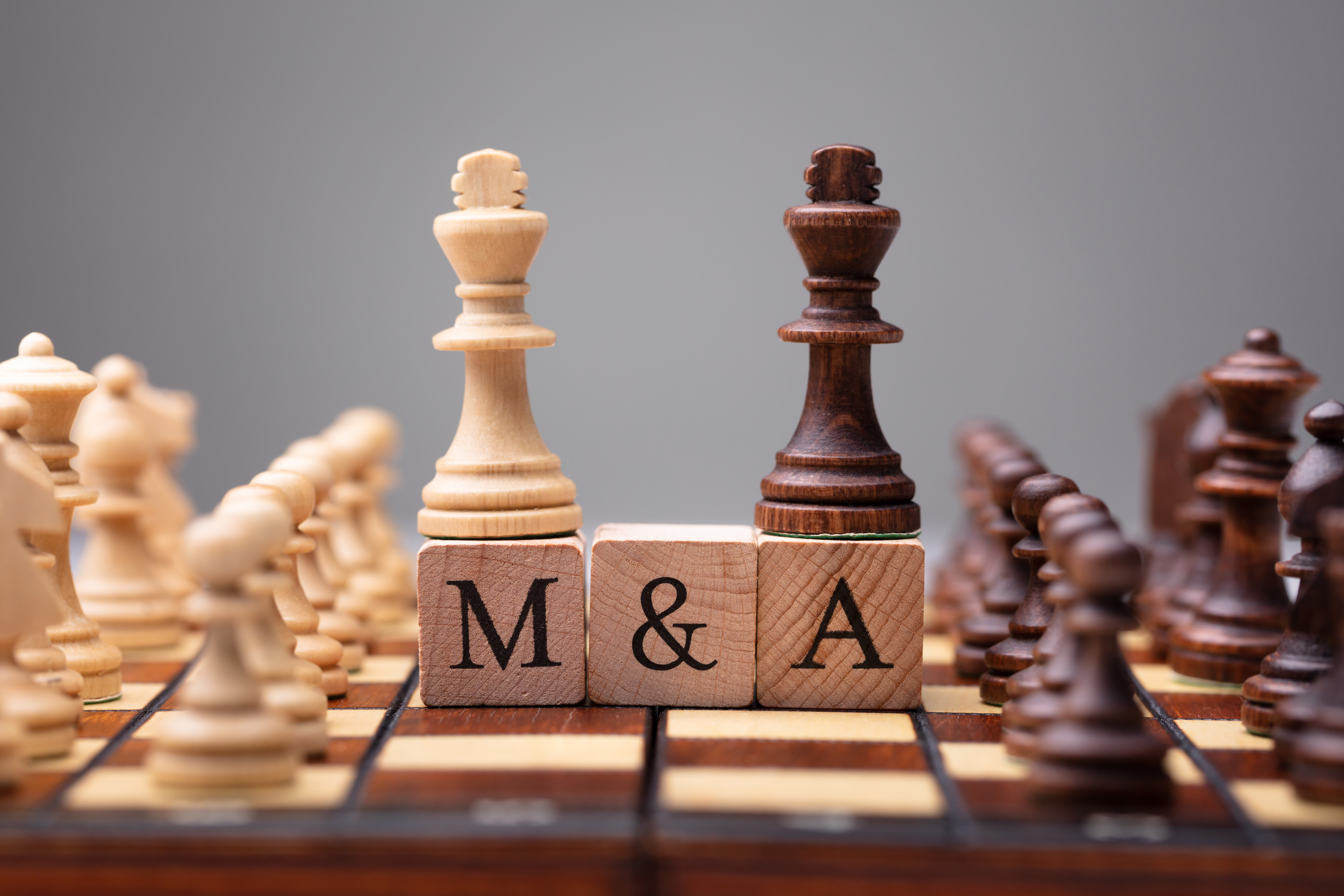 Anhaltende Dynamik und zwei Mega-Deals im MA-Markt