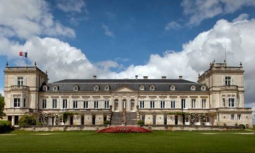 Auktionator versteigert Bordeaux-Jahrgänge 1887-2023 «ex Château»