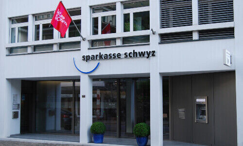 Sparkasse Schwyz profitiert von Kundengeldern und Ausleihungen